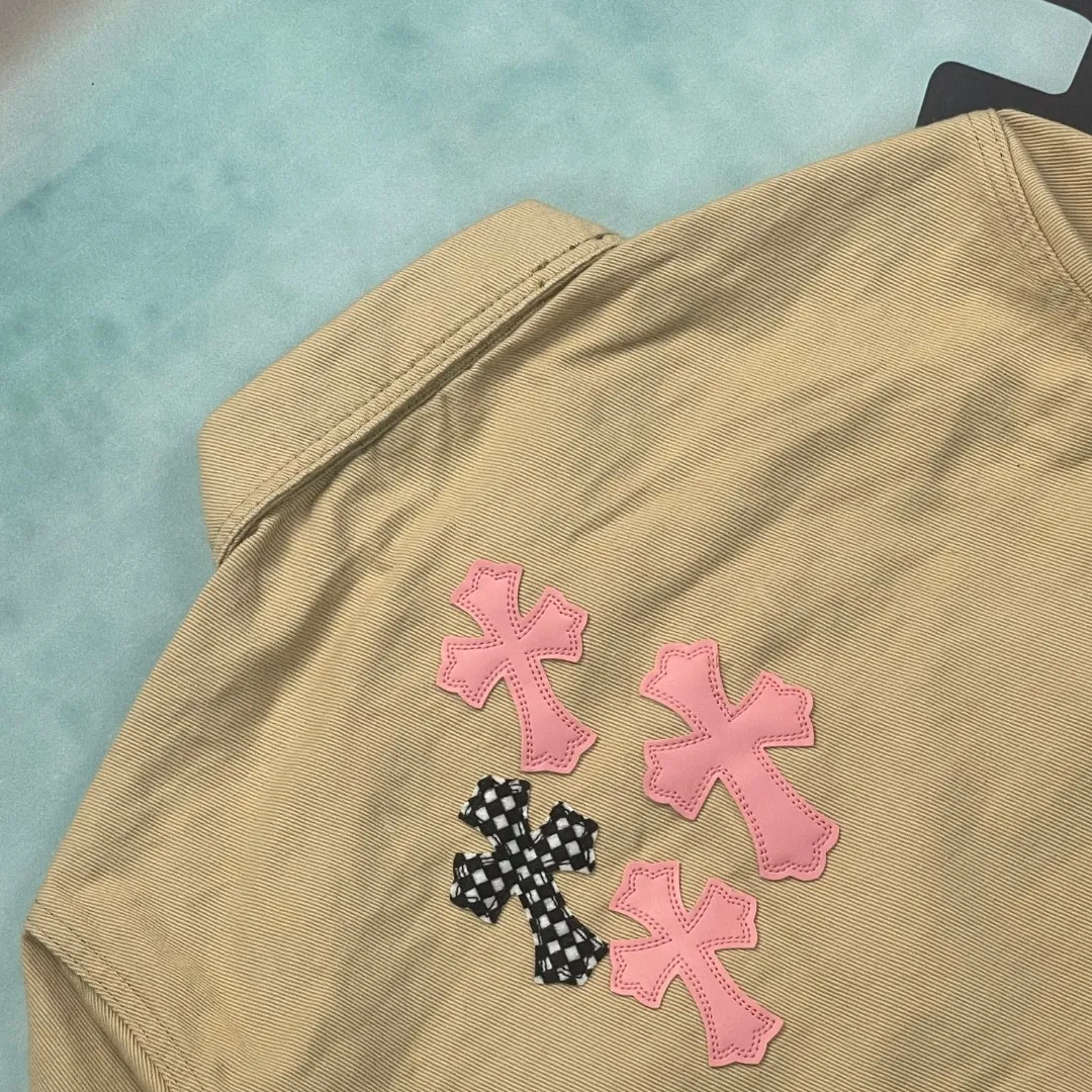 🅿️280 🔘Model No.-KL318 🔘Cro Xin𝐂𝐡𝐫𝐨𝐦𝐞 𝐇𝐞𝐚𝐫𝐭 CH Cherry Blossom Pink Checkerboard Leather Jacket* Cro Xin is a representative shirt jacket that many celebrities love to wear, like Yu Shuxin and Angelababy. Passed. The main body fabric in khaki has a great texture, is strong and stylish. The pink cross-shaped patchwork leather is so eye-catching, and it is also embellished with checkerboard elements. It directly brings out the sweet and cool style, and the design is overwhelming. The hardware buttons are exquisite and durable, and the Crow heart logo on them is full of details, highlighting high-end quality. No matter whether it’s a boy or a girl, it looks great on you! The matching ideas are as follows: Girls' outfit: Wear a short midriff-baring sling underneath to reveal a slim waist, pair with black cycling shorts, then put on a pair of white thick-soled dad shoes, and carry a pink Crouch heart chain bag of the same color. The sweet and spicy look will make you turn heads when you go out on the street. Or wear a white lace bottoming shirt, a high-waisted pleated skirt, and Mary Jane leather shoes, which is sweet and retro. Boys' outfit: Wear a black tight-fitting T-shirt underneath to show off your figure, black overalls, black high-top Martin boots, a black baseball cap and sunglasses to achieve a cool street style. You can also wear a light-colored loose sweatshirt underneath, blue jeans and white sneakers for a simple and casual look without losing the trend.  Size: S M L XL (46.48.50.52) Color: Khaki